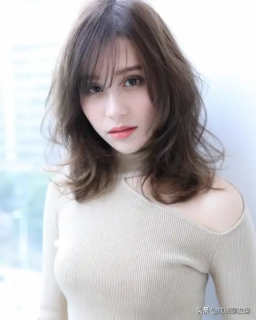 现在流行的烫发大都是似卷非卷的发型效果,被称为造型烫和纹理烫.