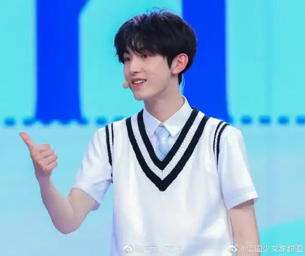 郭俊辰可以把校服焊身上吗##郭俊辰16岁校服照好青涩