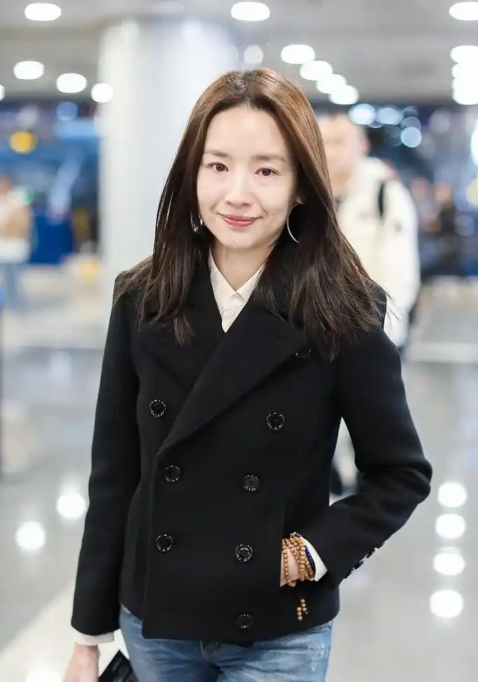 董洁素颜走机场,短呢搭配牛仔裤精致有型,戴大圈耳环好时髦!