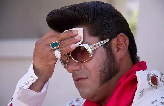 炽热国王:"猫王"埃尔维斯61普雷斯利的模仿者克里斯蒂安·莫拉莱斯