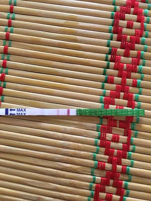 第一次用力验孕棒没有怀孕 一个礼拜后用了试纸就显示怀孕 这是真是假