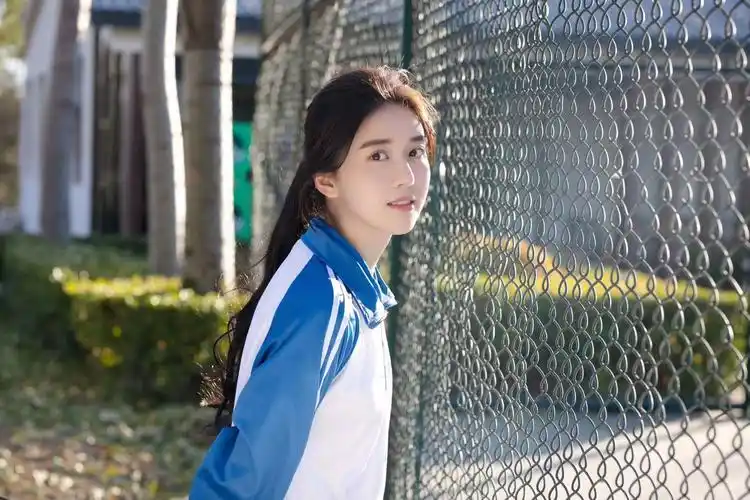 李凯馨穿校服也忒好看了吧确实是眼神是咱们喜欢的校园女神