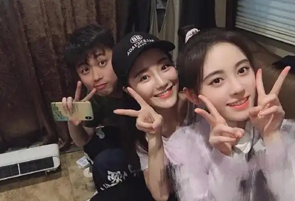 白娘子小青合体!鞠婧祎依靠肖燕怀里合影感情好