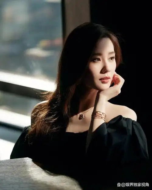 在娱乐圈的春意盎然中,我们迎来了85后女星们新一轮的作品热潮.