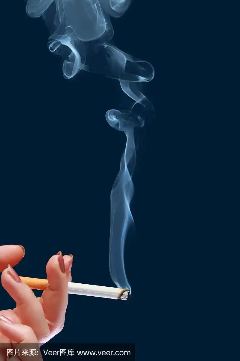 女人手里拿着一根冒烟的香烟