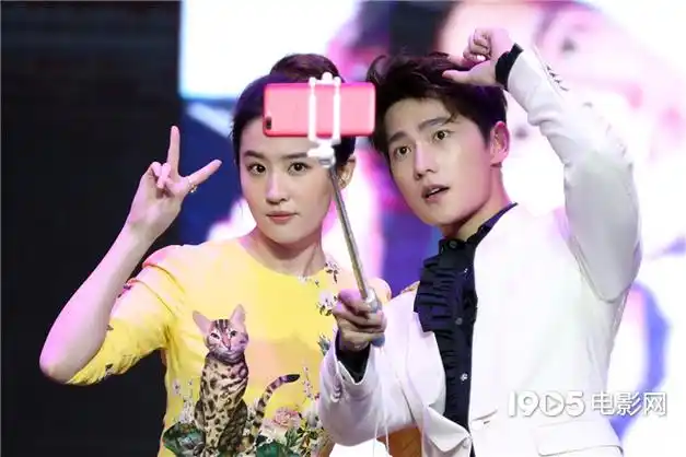 电影人独家送甜蜜!周冬雨卖萌,刘亦菲杨洋玩自拍