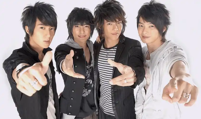 炎亚纶作为飞轮海的成员,曾经也因为颜值高获得了不少粉丝的喜欢.