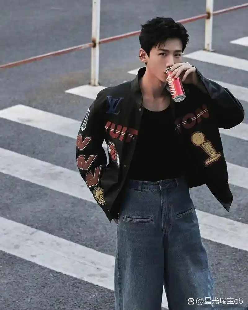 王源的皮肤底子确实不太好,但也没有那么差,网上的刀疤脸和橘皮肤都