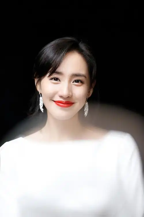 新年伊始,实力女演员王智晒出一组个人写真,向2019问好.