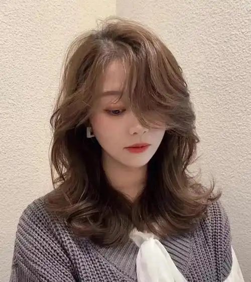 而2023年最新流行的烫发发型无疑是最引人注目的潮流之一