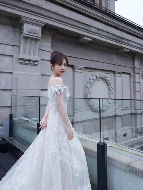 杨紫白色亮片裙穿出公主风,v领愈发显修长脖颈,长发太清纯_肩膀_的