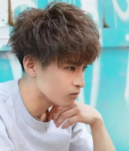 2021 不同风格的烫发发型如果你看腻了自己又长又直的头发和光滑的