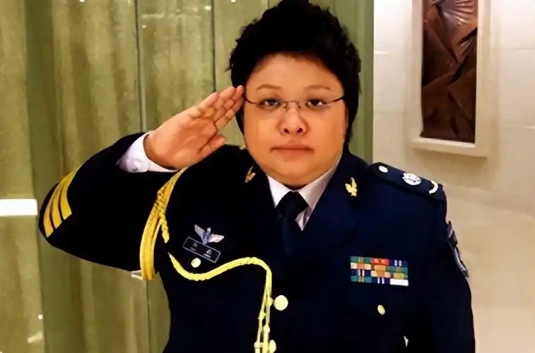 韩红在社交账号上发布了自己穿着军装的照片,原来这是她离开部队的那