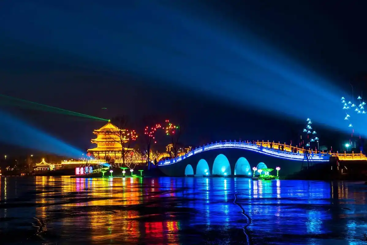 去丹河湿地公园看灯展 元宵节期间,丹河湿地公园的夜晚花灯璀璨 - 抖