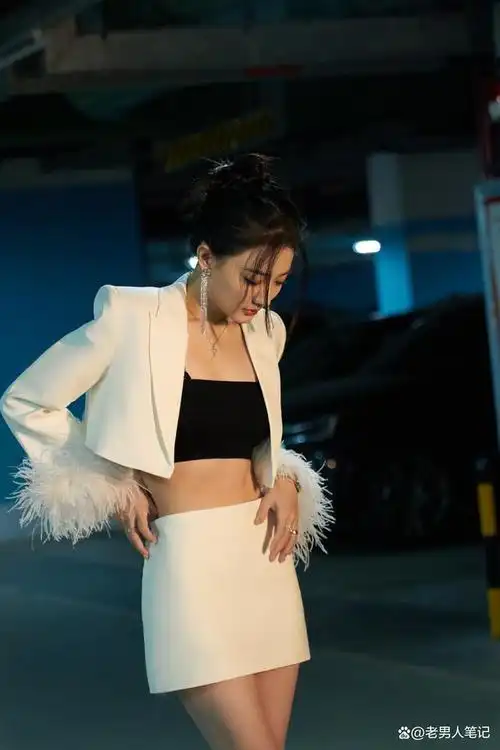 徐璐也开启了这一段时尚之旅.