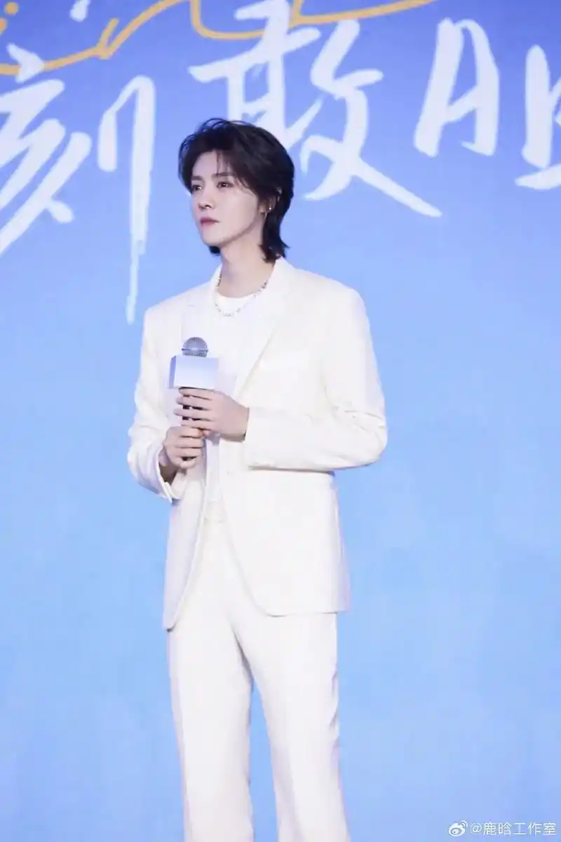 鹿晗 白色西装啊真的好帅啊#柳丝木全球品牌代言人鹿晗 - 抖音