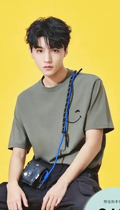 王俊凯新图运动风的弟弟来了