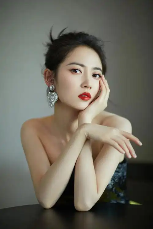 被疯狂喂资源,主演11部剧却依然没火,陈钰琪离开唐嫣会更好吗_腾讯