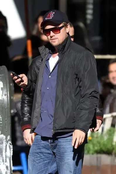 小李子一脸胡渣,身穿黑白配的西装与衬衫造型,笑起来时,明显有了"李叔