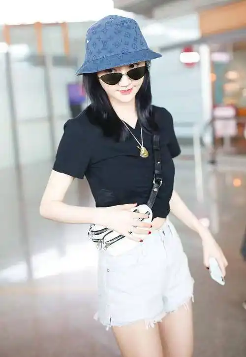 原创景甜又瘦了穿黑色露脐装到机场背个斜挎包又潮又美