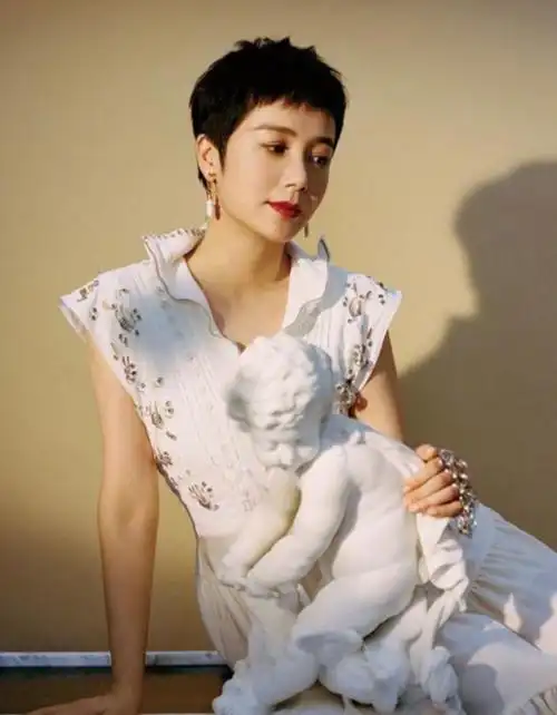 发型选择:及耳层次感超短发如今55岁的蒋雯丽,坐在45岁的李小冉身旁