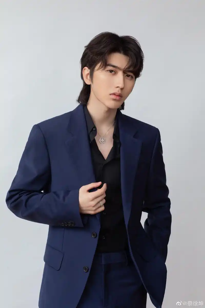 蔡徐坤到底长什么样?看清楚长相还挺帅