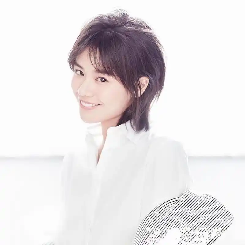 马思纯杂志封面写真露灿烂笑容