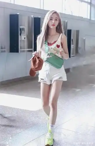 吴宣仪黄金比例身材,海南腿精就是她了!