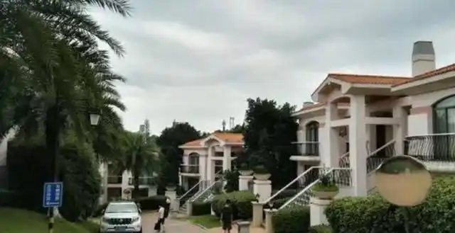 演员靳东晒出自己的家小区里全都是别墅这居住环境也太好了