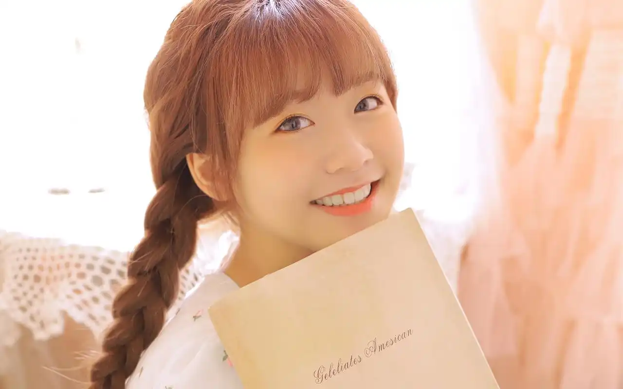 甜美笑容碎花裙小姐姐的桌面壁纸-美女壁纸-556资源网