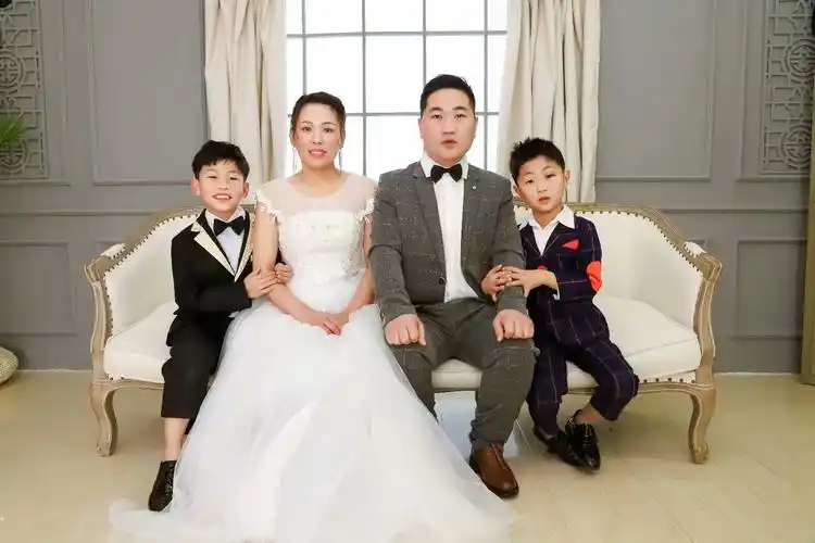 结婚十周年照全家福留个纪念