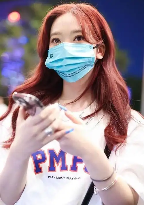 张紫宁身穿白色字母短袖牛仔裤青春洋溢魅力动人