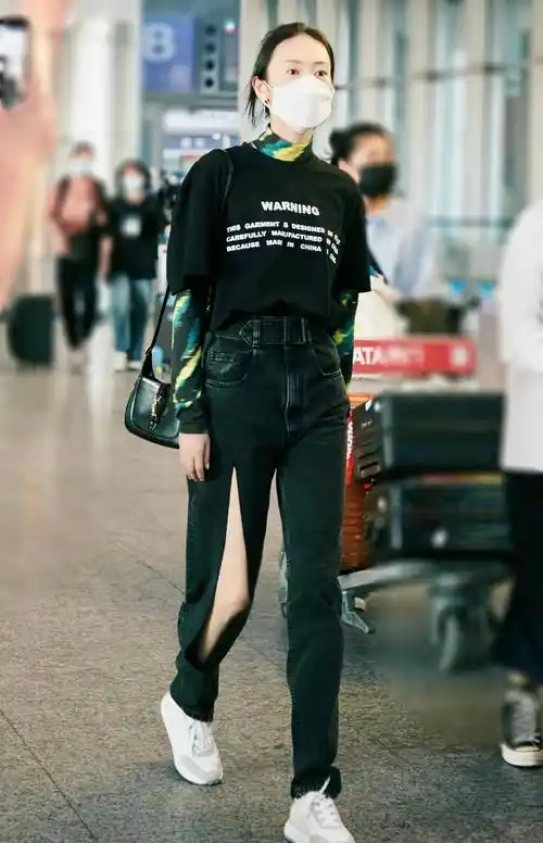 "童瑶"罕见时髦穿搭,t恤叠穿时尚衫,牛仔裤一边保守一边时尚_设计