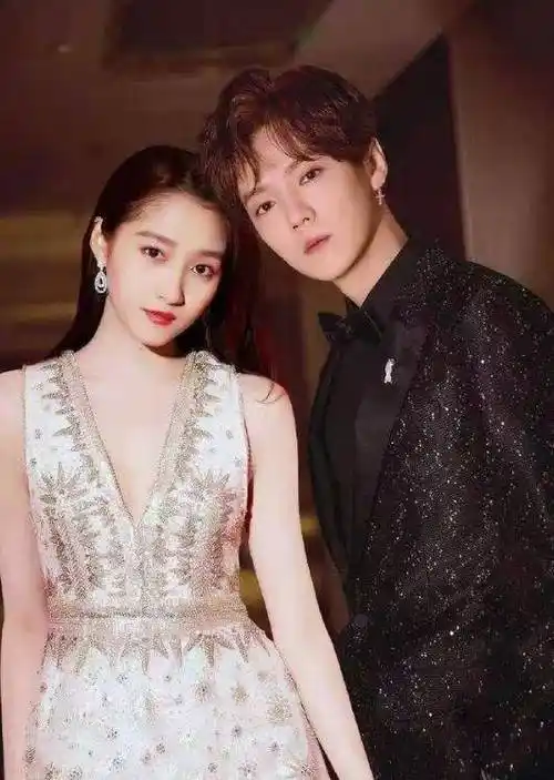 鹿晗关晓彤再秀恩爱!同背景下却没同框合影,怕被误会成结婚照?