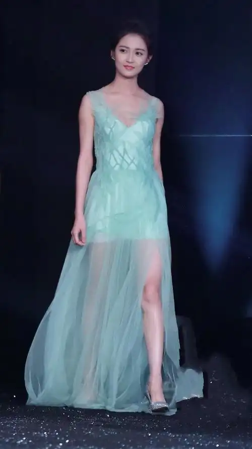 陈钰琪穿一袭镂空裙现身活动,鼻梁像足了网红,网友:真的整了?