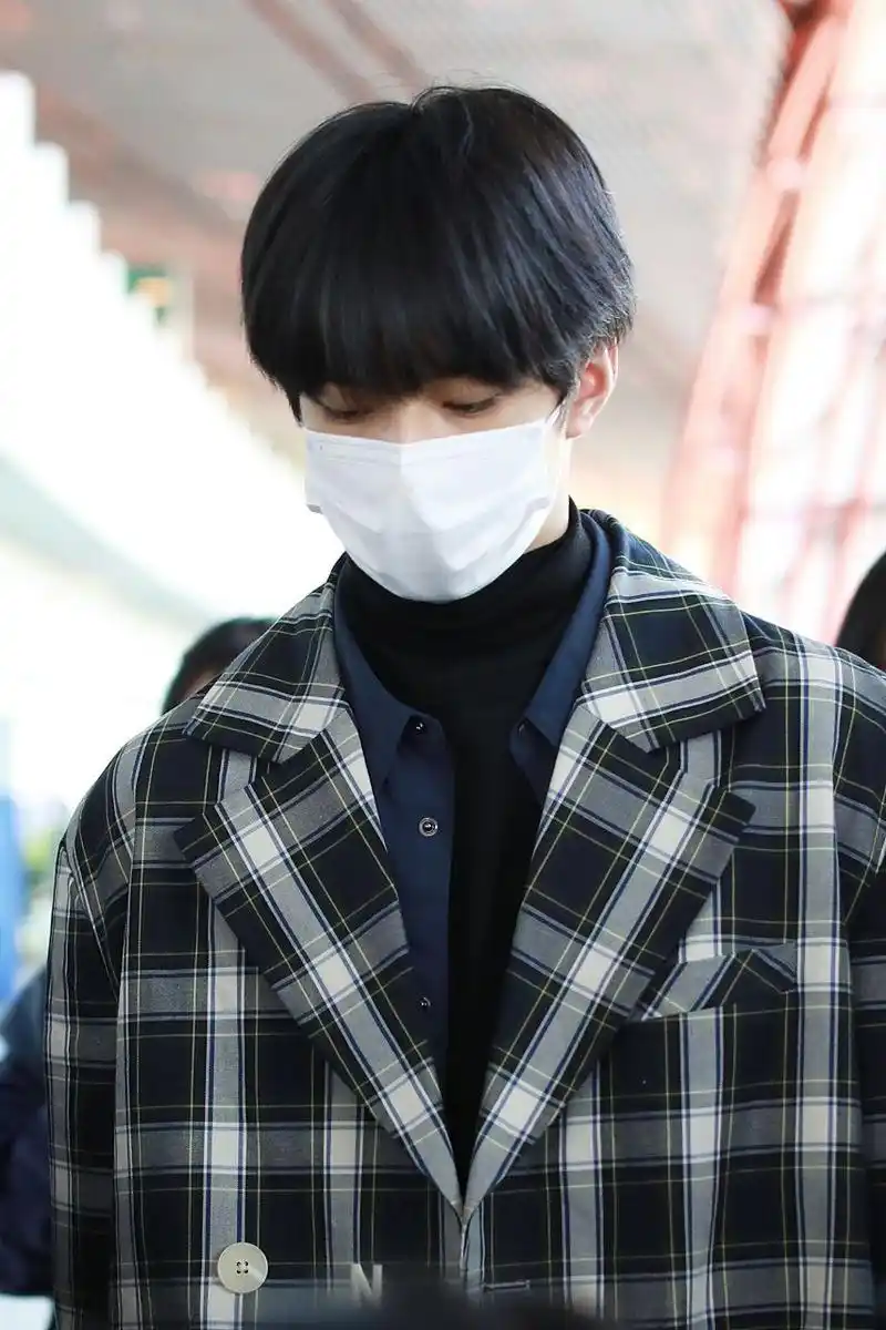 刘耀文素颜吃饭状态一整个绝了!文哥你…真的好帅!