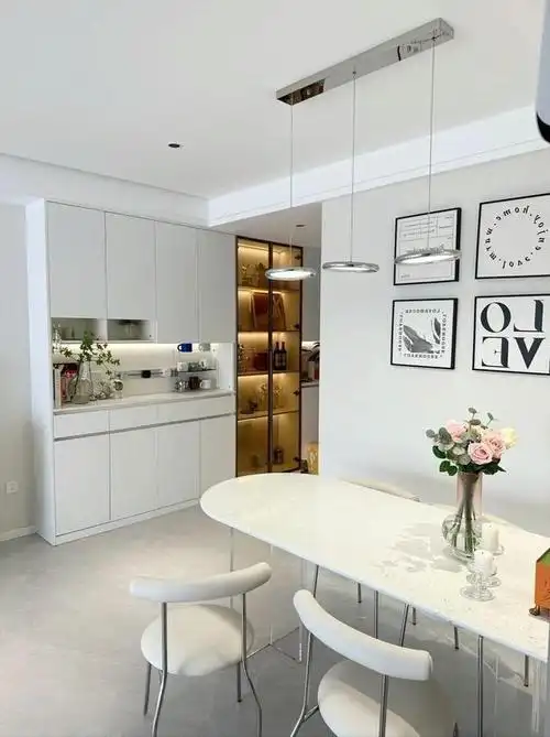 水壶以及各类杯具,为日常生活提供了便捷;吊柜的设计也别出心裁,留下