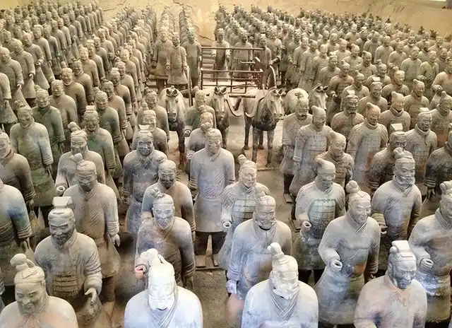 秦始皇用活人烧制兵马俑?1974年一尊兵马俑裂开后,真相水落石出