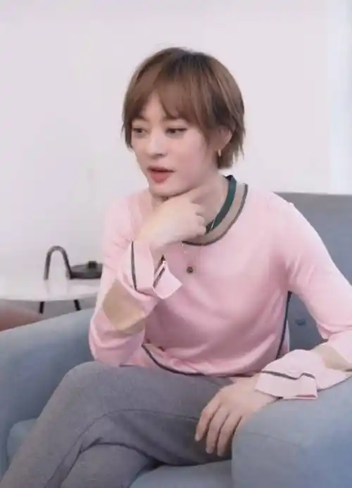 38岁孙俪变养生达人,穿粉色针织衫配休闲裤,教防脱发秘诀却被衣服抢镜