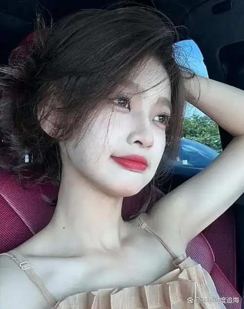 近日,中国著名富二代王思聪的新女友网红小羽发布了一段与帅哥互动的