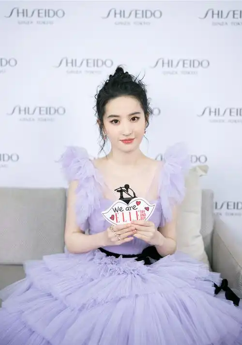 三套高定备选却选了一件成衣?刘亦菲才是真凡尔赛