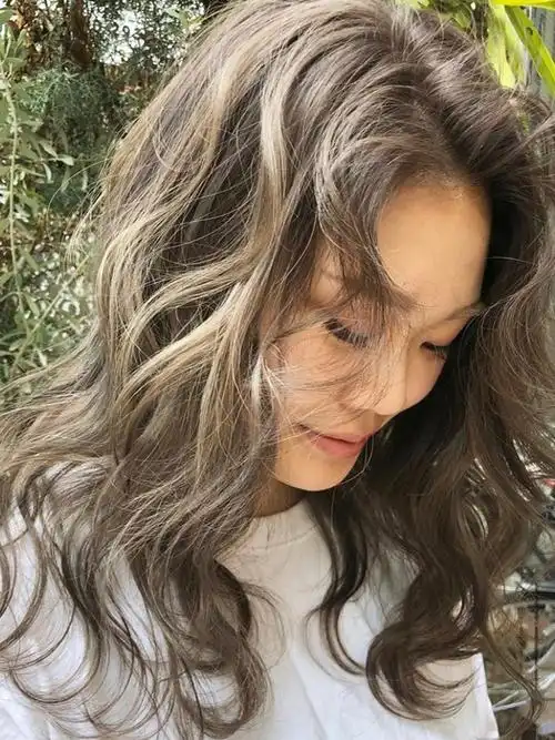 "奶茶色"会将明度再提高,打造出阳光下头发自然的亮丽效果,颜色通常