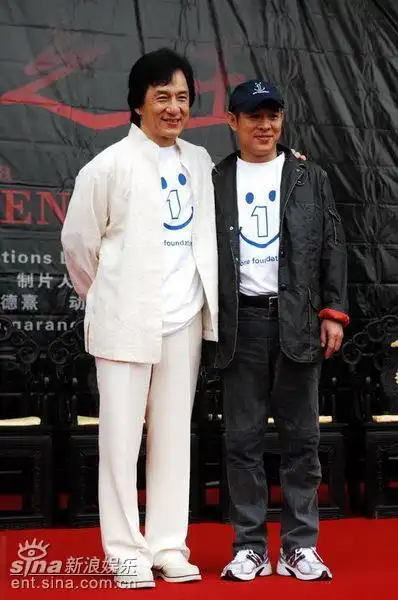 图文:《功夫之王》发布会--成龙李连杰合影