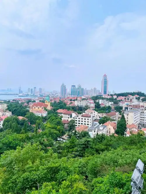 红瓦绿树碧海蓝天