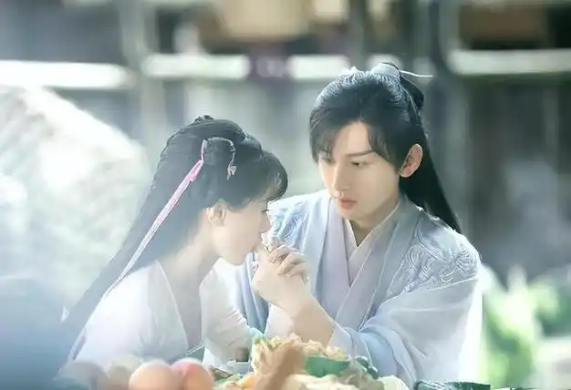 袁冰妍和成毅因主演古装剧《琉璃》一举成名,两人在剧中诠释的"虐恋