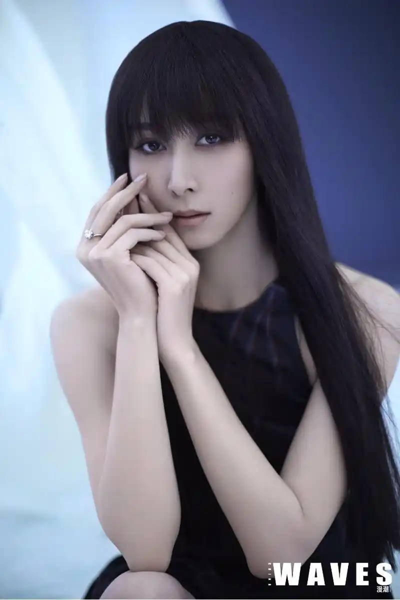 胡静珍珠头纱蒙面大片曝光异域风情独显魅力