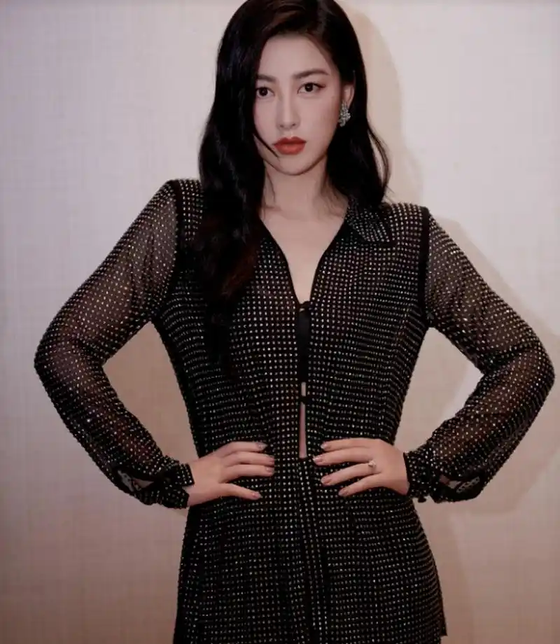 朱珠最新时尚黑白大片,一袭亮片套装,简约大气,性感洒脱.