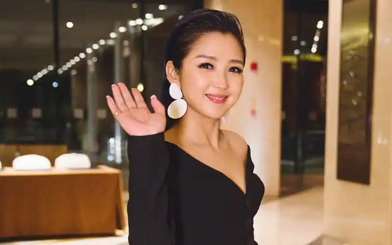 37岁何洁近况曝光,面色蜡黄憔悴不已,一人带三娃被误认成保姆