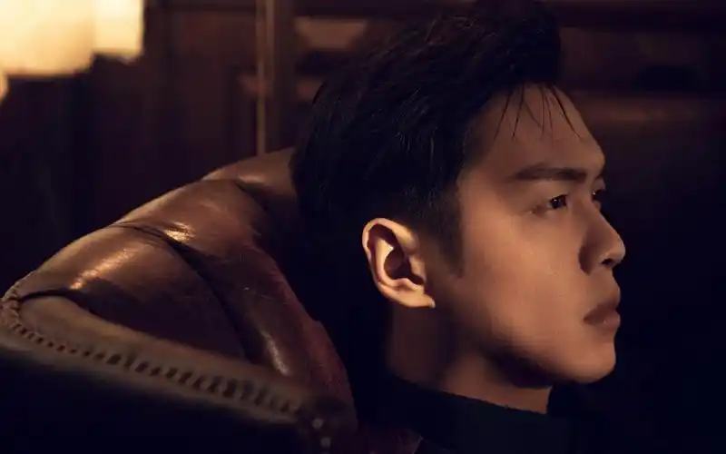 文质彬彬西装男神张若昀帅气写真