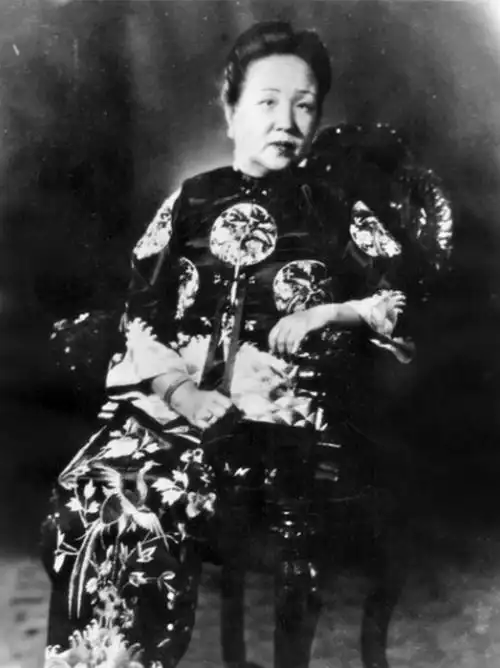 至于袁世凯的元配夫人于氏,则一个人幽居在空院里,常年遭到袁世凯冷落